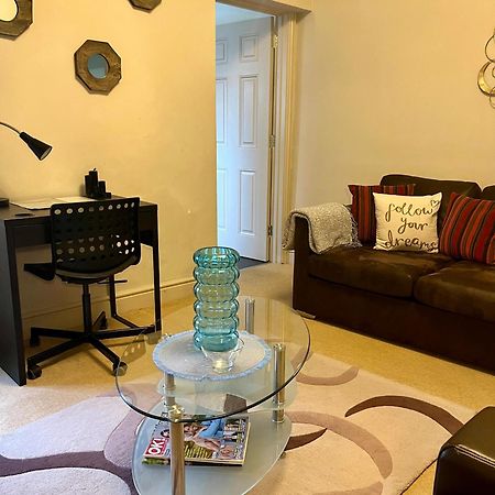 Apartment In The Heart Of Cheltenham/ Parking Экстерьер фото