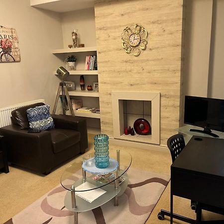 Apartment In The Heart Of Cheltenham/ Parking Экстерьер фото