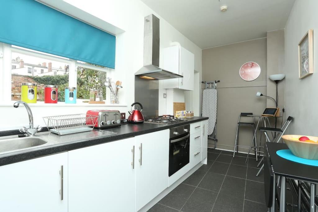 Apartment In The Heart Of Cheltenham/ Parking Экстерьер фото