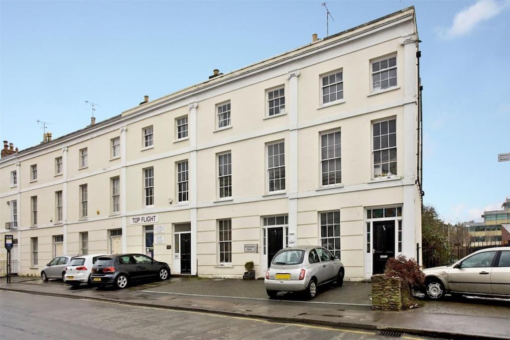 Apartment In The Heart Of Cheltenham/ Parking Экстерьер фото